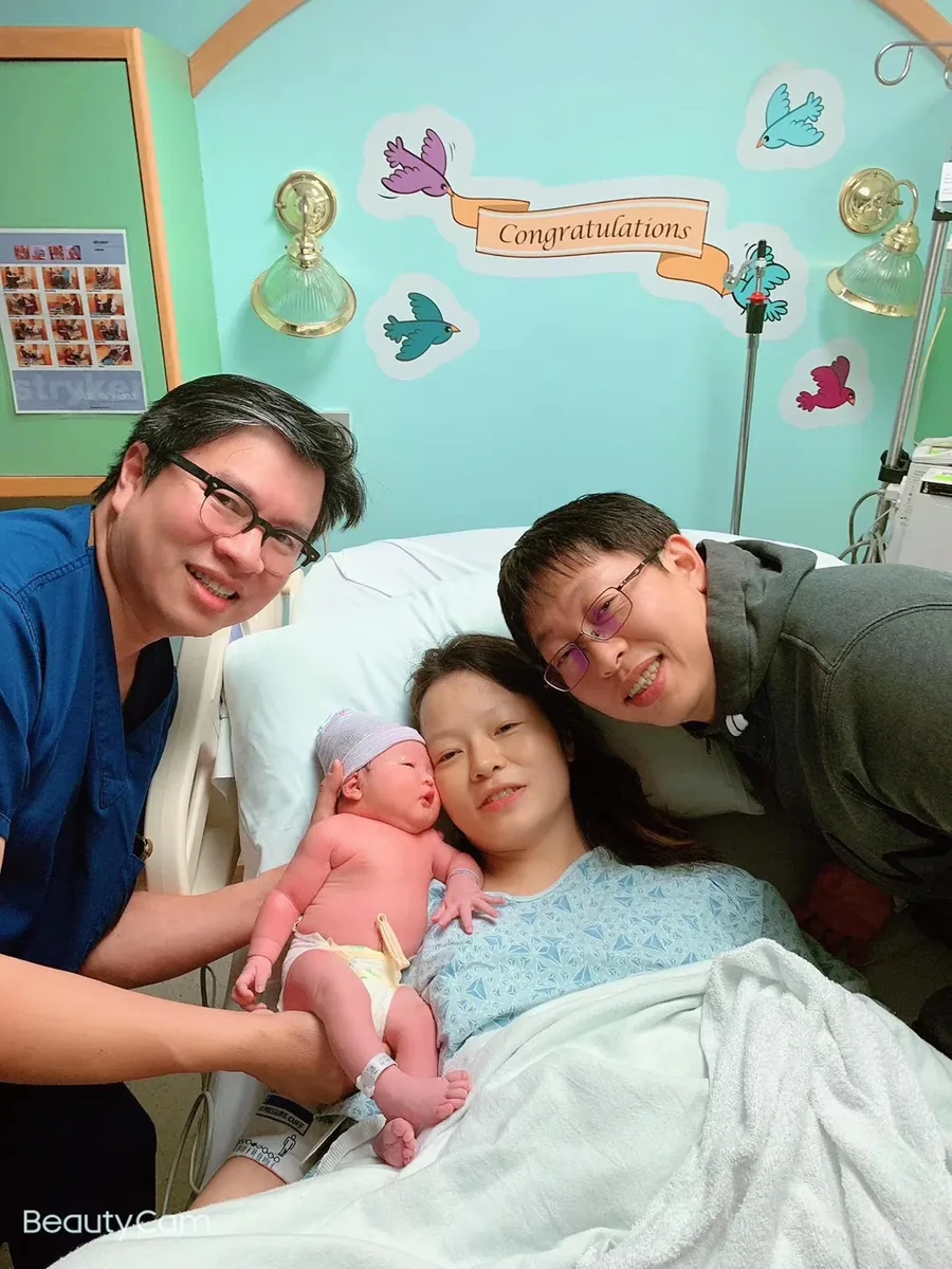 A surrogate supported by her medical team